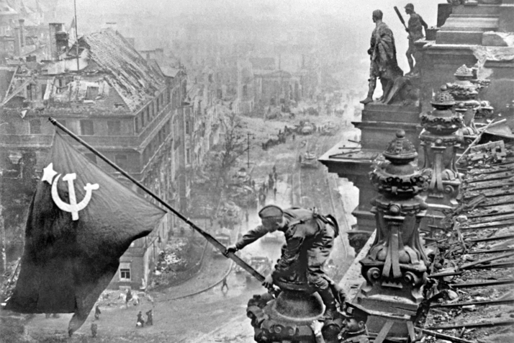Великая Отечественная война 1941-1945 годов. Знамя Победы над рейхстагом в Берлине.