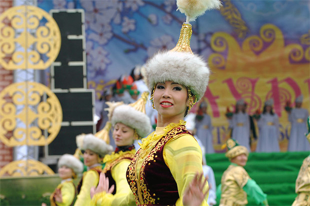 Танцоры выступают на фестивале празднования Навруза в городе Алматы