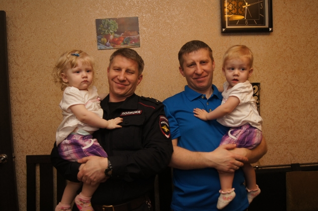 Братья-близнецы Иванчуки держат на руках маленьких близняшек Иванчуков.