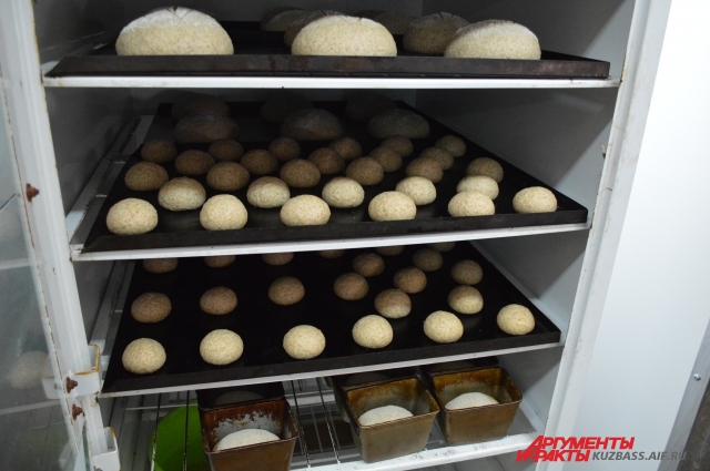 В небольшой пекарне выпекают самые различные виды хлеба.