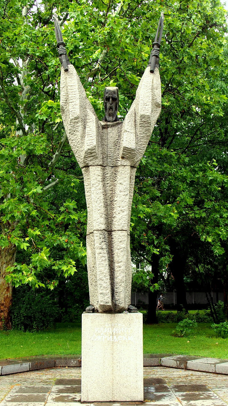 Памятник Клименту Охридскому в Софии