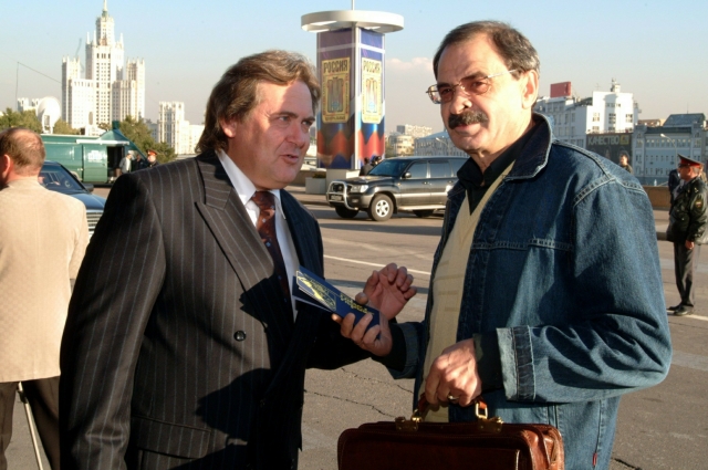 Стоянов посвятил книгу работе с Ильей Олейниковым и передаче 