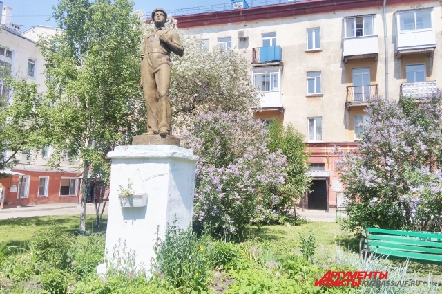 Не все памятники советского времени были монументальными. Находилось место и для дворовой скульптуры.