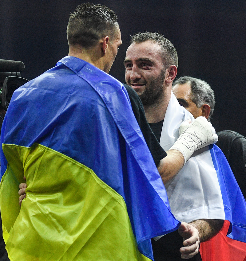 Александр Усик (Украина) (слева) и Мурат Гассиев (Россия) после финального боя.