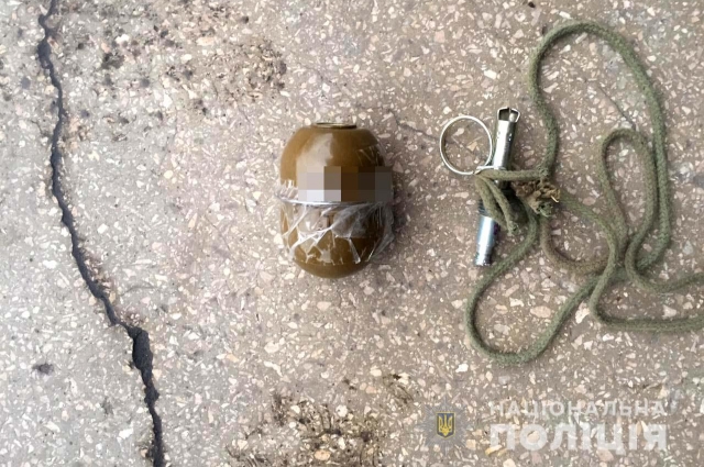 В Ровном к входным дверям дома предпринимателя прикрепили гранату