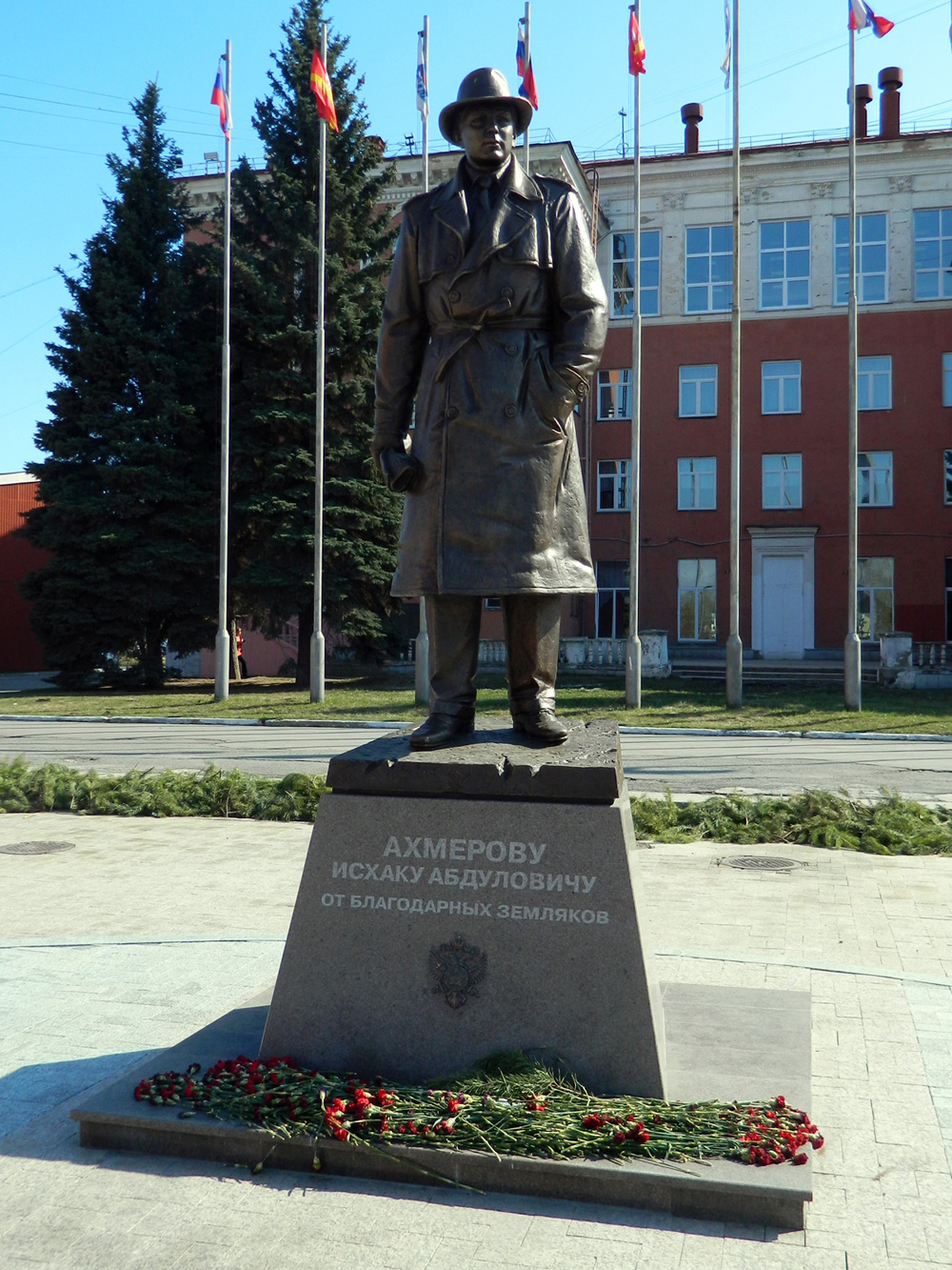 Памятник разведчику Исхаку Ахмерову.
