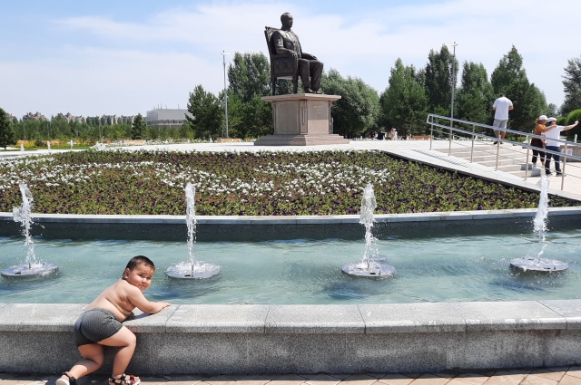 Монумент Нурсултану Назарбаеву.