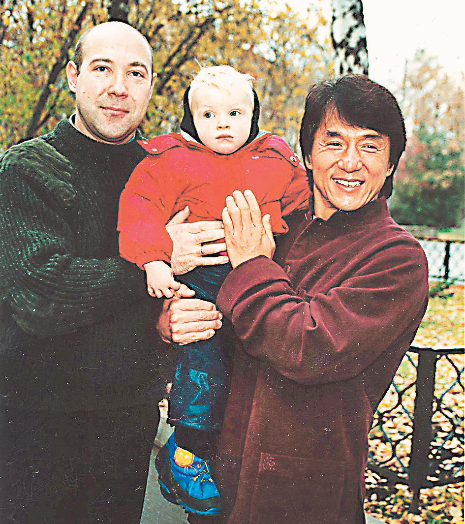 В 2004 г. в школу Музрукова приезжал известный китайский актёр и каскадёр Джеки Чан.