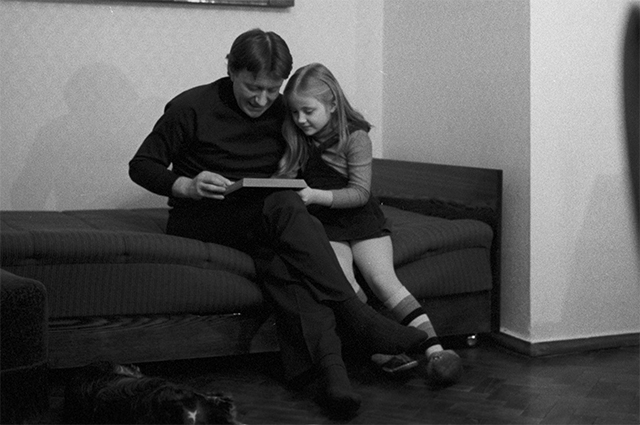 Заслуженный артист РСФСР Андрей Миронов с дочерью Машей. 1980 г. 