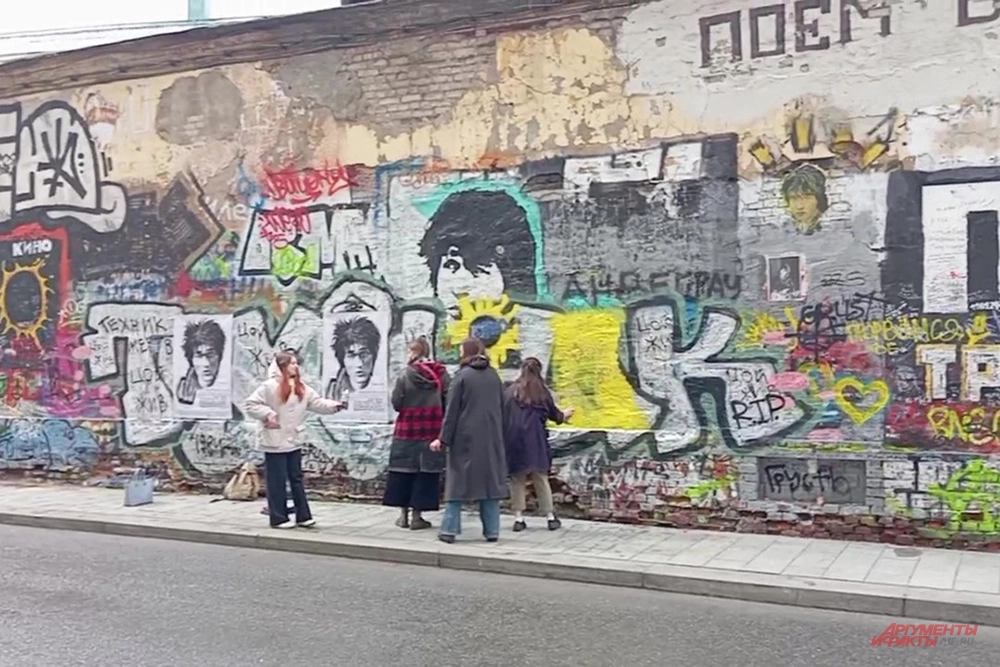 У стены царило оживление.