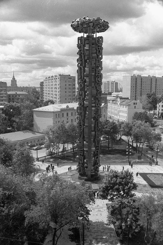 Монумент в честь 200-летия воссоединения Грузии с Россией.