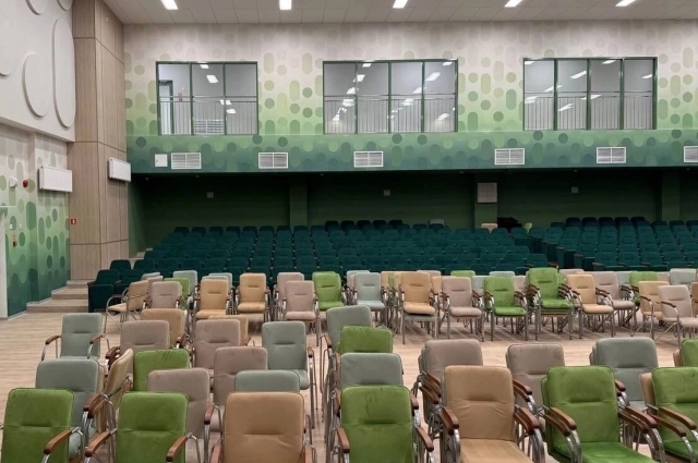 Школа уже построена и даже обставлена мебелью.