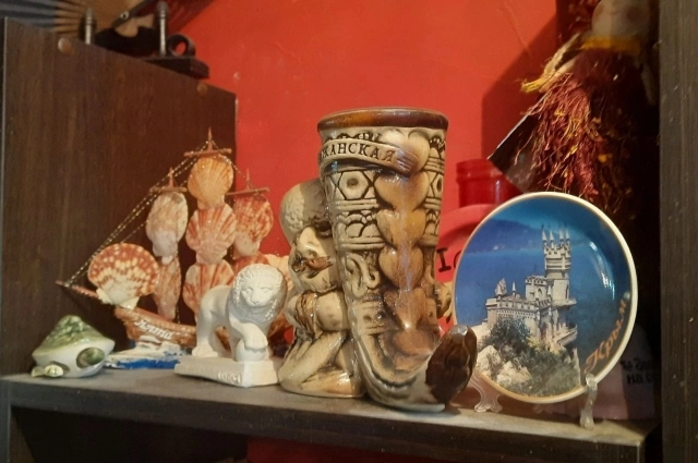 Нина Андреевна отовсюду провозит маленькие сувениры.