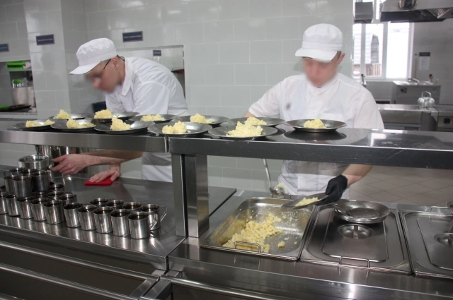 В списке праздничных блюд: винегрет, овощные салаты, плов, булочка, яйцо. 