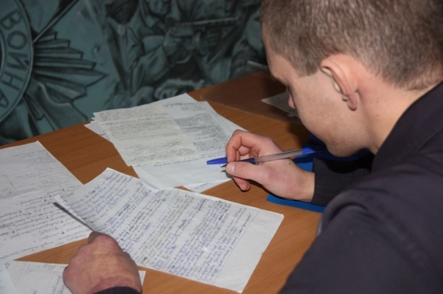 Осуждённый Владислав, участник культкружка, готовит новогоднее представление.