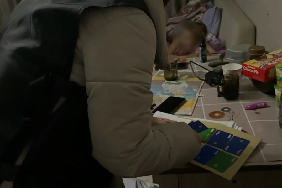 При обыске у злоумышленников нашли паспорта военнослужащих и множество зарегистрированных на бойцов банковских карт.