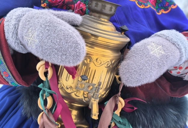 Одна из кукол припрятала чудный самовар.