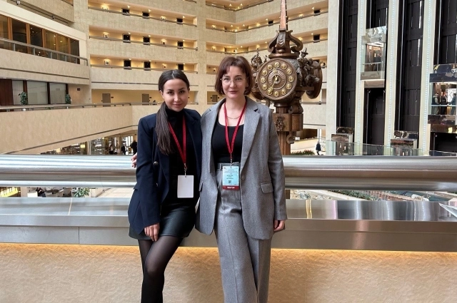 Гелия Гимадтинова и заведующая отделения гематологии и химиотерапии №2 с блоком трансплантации костного мозга и гемопоэтических стволовых клеток Олеся Данилова