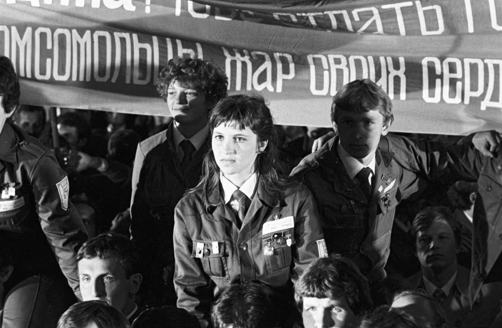 Комсомольцы, бойцы Студенческого строительного отряда - на Ярославском вокзале, перед отправкой на ударные стройки страны. 1982 г.