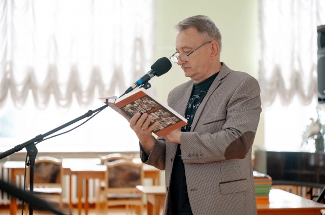 Председатель общественной организации «МедиаСоюз» Михаил Быстров на презентации книги 