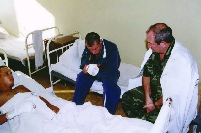 В госпитале с ранеными военнослужащими.