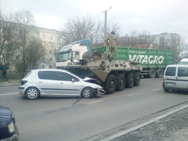 Бронетранспортер, двигавшийся в колонне военной техники, из-за отказавших тормозов был вынужден выехать на встречную полосу.