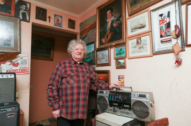 Владимир Капустин в своей квартире
