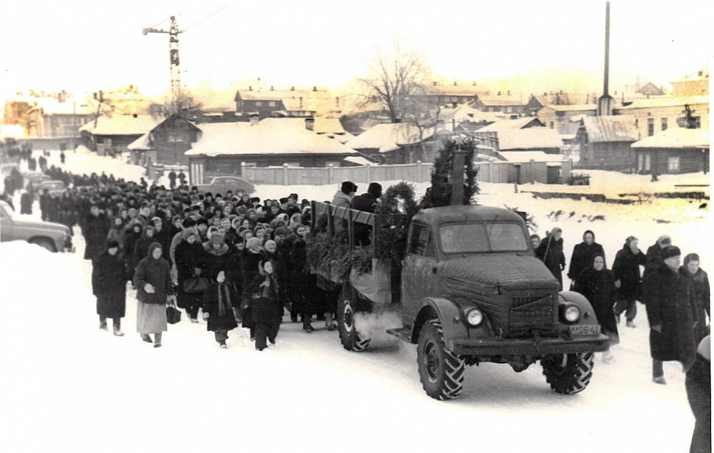 Похоронная процессия в Петрозаводске на ул. Машезерской. Конец 1950-х. 