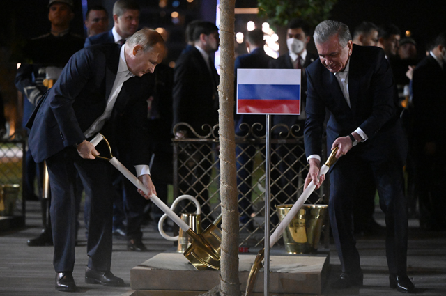  Владимир Путин и президент Узбекистана Шавкат Мирзиёев на церемонии посадки деревьев