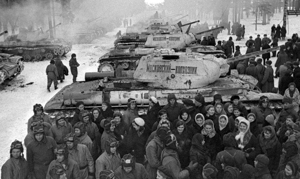 Колхозники Московской области передают советским воинам танки КВ-1С колонны «Московский колхозник».