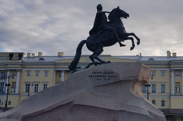 «Медный всадник» - памятник Петру Великому в Санкт-Петербурге.