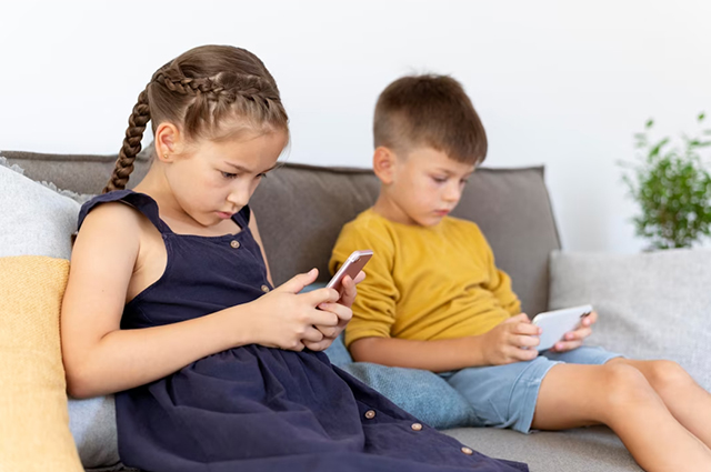 Регулярное использование детьми гаджетов становится причиной развития цифрового аутизма.