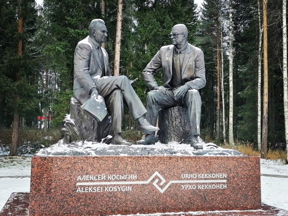 Памятник политикам, благодаря которым было принято решение об основании Костомукши