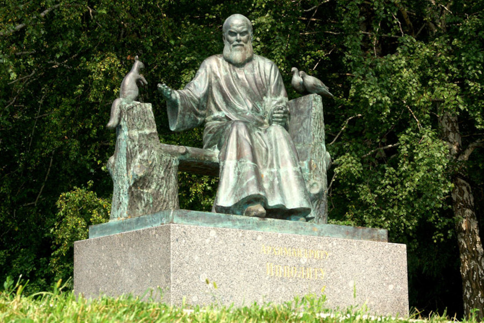 Памятник архимандриту на территории дворцово-паркового ансамбля «Марьино».