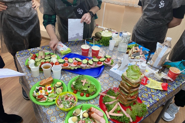 Команда «Лекари» сделала самый длинный бутерброд.