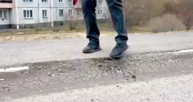 Рассыпающиеся дорожные бордюры, образовавшиеся после зимы ямы, дырки в асфальте – такую картину можно увидеть на многих улицах Красноярска.