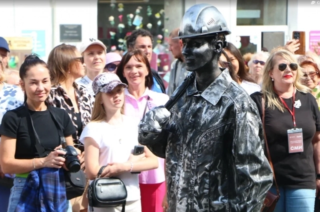 На Любинском ожили фигуры.