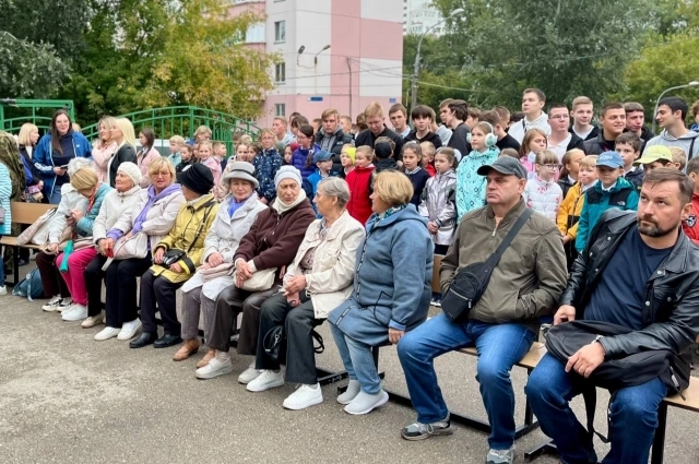 На мероприятии собрались не только школьники и учителя, но и родственники героев, партийные активисты, жители Индустриального района.
