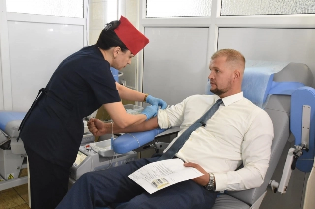 Вручение награды Алексей Никулин совместил с очередной сдачей крови. Фото Виталия Парубова, пресс-службу Минздрава Крыма.