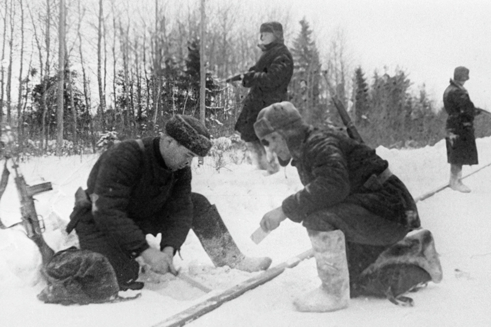 Битва за Москву. Малоярославецкие партизаны Бочаров и Франзузов минируют железную дорогу.