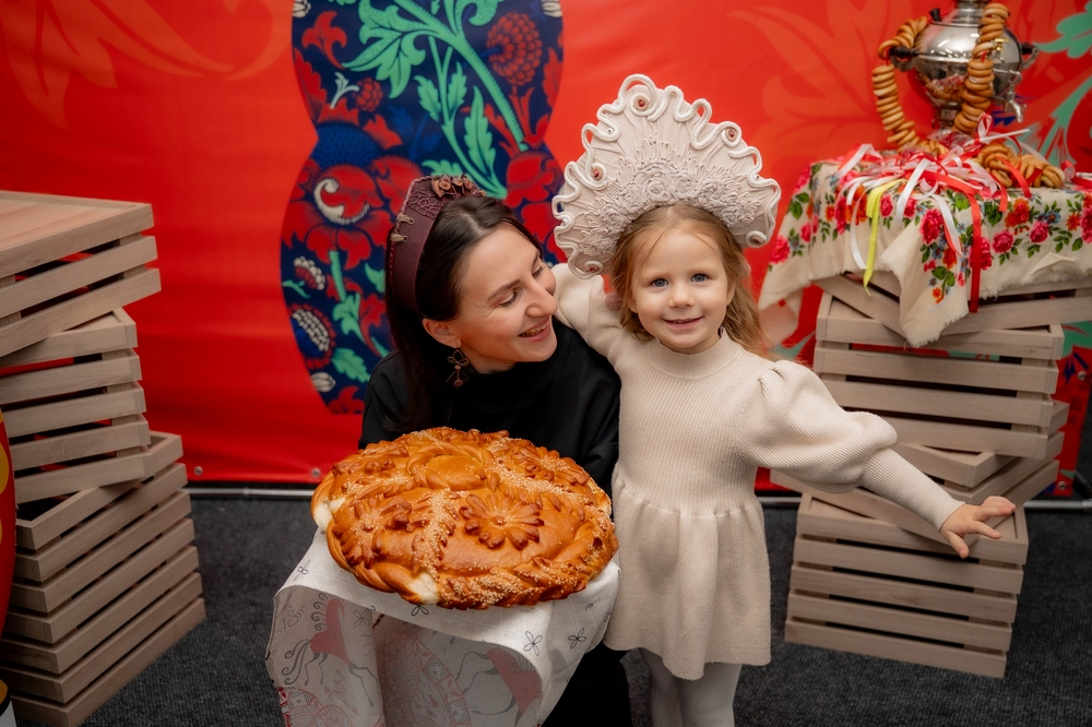 Ольга и ее маленькая помощница.