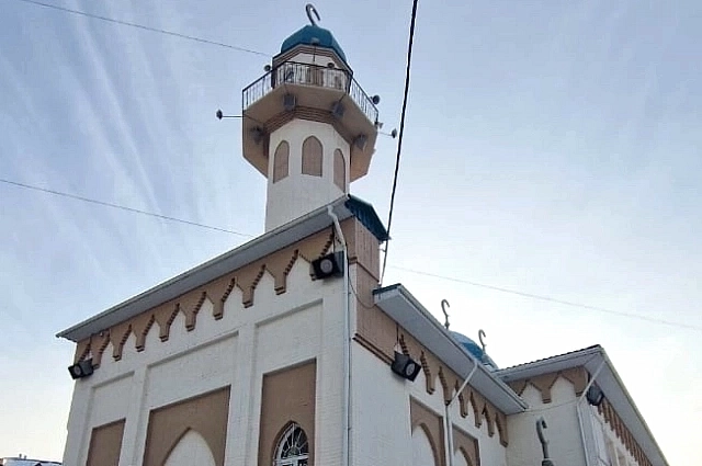 В Рамадан верующие воздерживаются от еды, питья и супружеской близости от рассвета до заката.