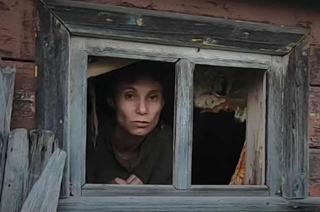 Поначалу Надежда очень дичилась и соглашалась общаться только из окна своего дома.