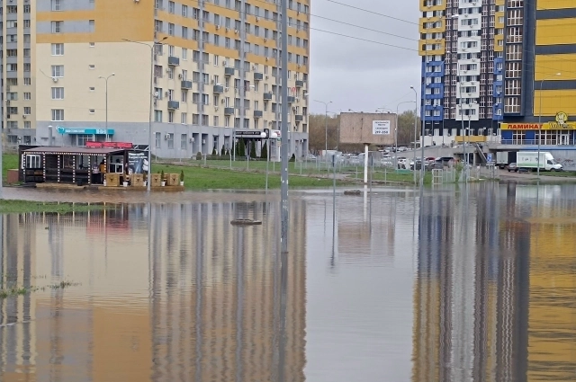 Участок возле ТРК «Коллаж» вот уже несколько лет подряд затапливает в одном и том же месте. 