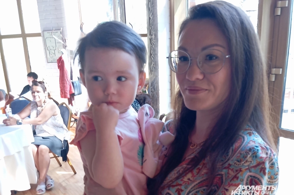 Екатерина сейчас со своей младшей дочерью.