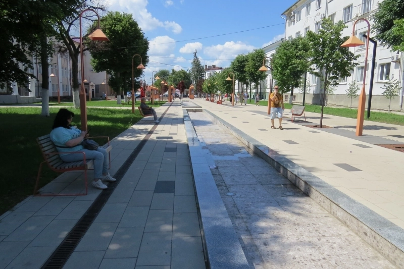 В переливных бассейнах снова сушь.