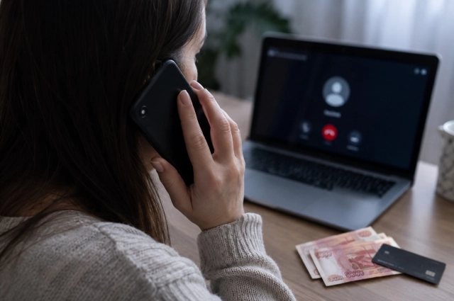 Отдельная угроза - дропперство - продажа или передача своих банковских карт мошенникам. С 2025 года за это установлена уголовная ответственность.