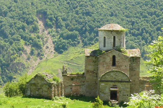 Древний храм в Архызе.