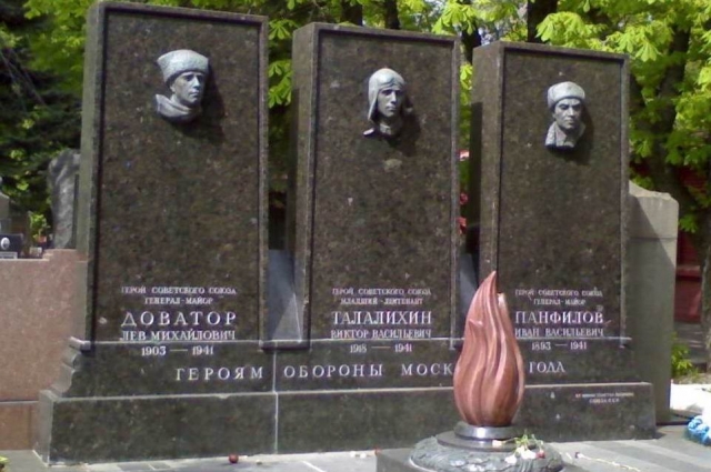 Памятник героям обороны Москвы в 1941 году и могила Льва Доватора на Новодевичьем кладбище (слева)