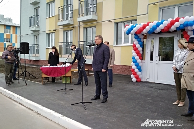 Глава Омского региона Александр Бурков вручил ключи от квартир детям-сиротам.